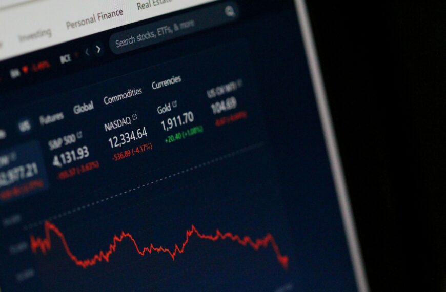 U.S. Stock Futures Decline Ahead of Major Retail Earnings Reports