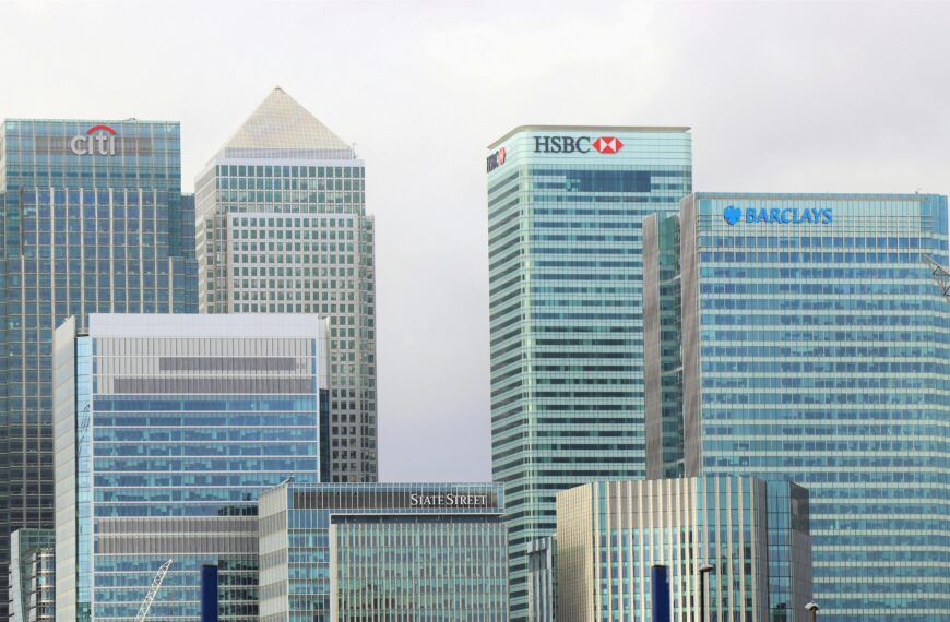 Modern skyline of Canary Wharf featuring iconic bank skyscrapers like HSBC and Barclays.
